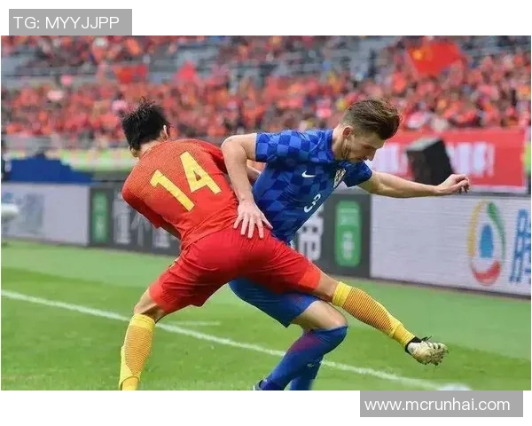 与足球明星同框合影的那位神秘明星究竟是谁呢